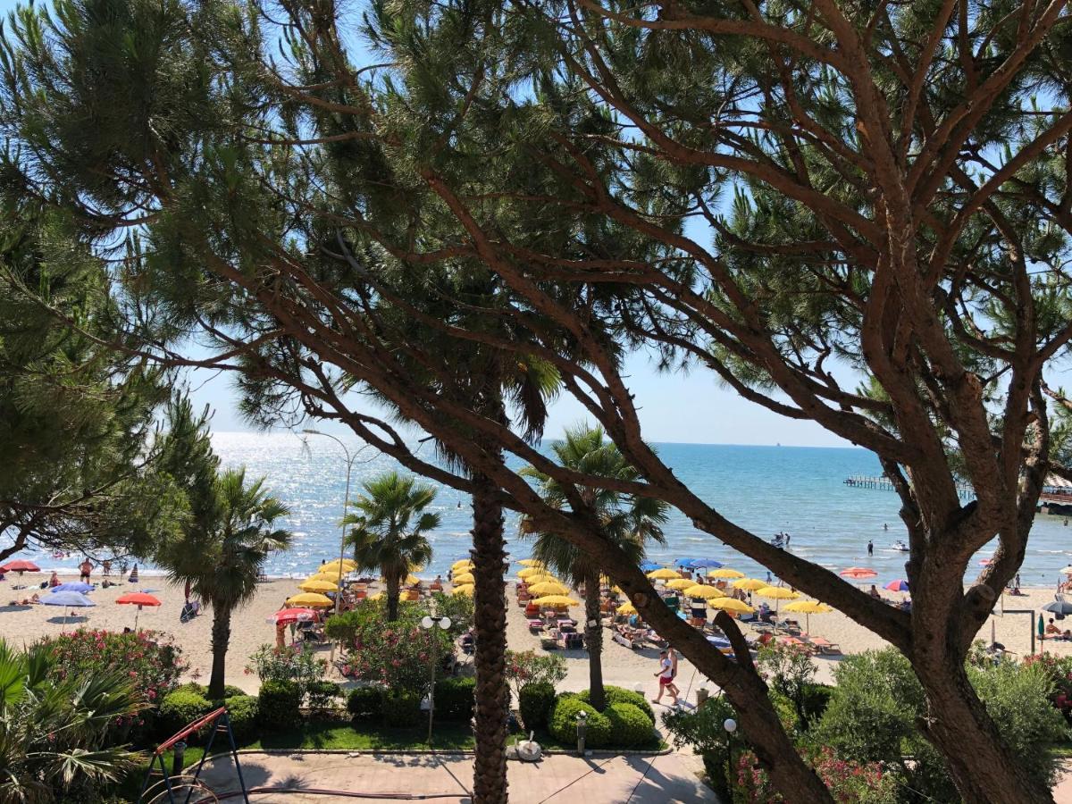 Mali I Robit Beachfront Apartment Голем Экстерьер фото