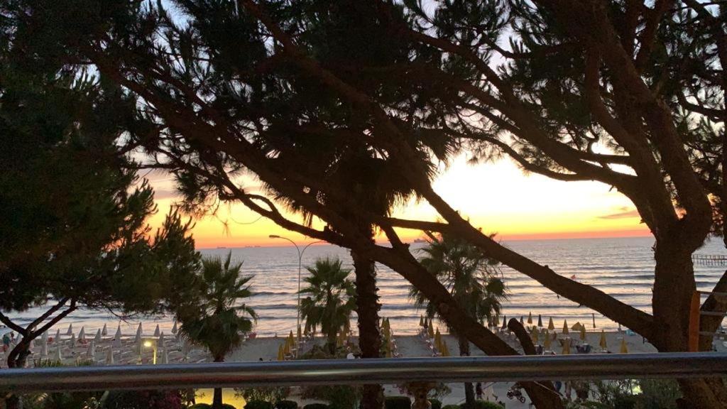 Mali I Robit Beachfront Apartment Голем Экстерьер фото