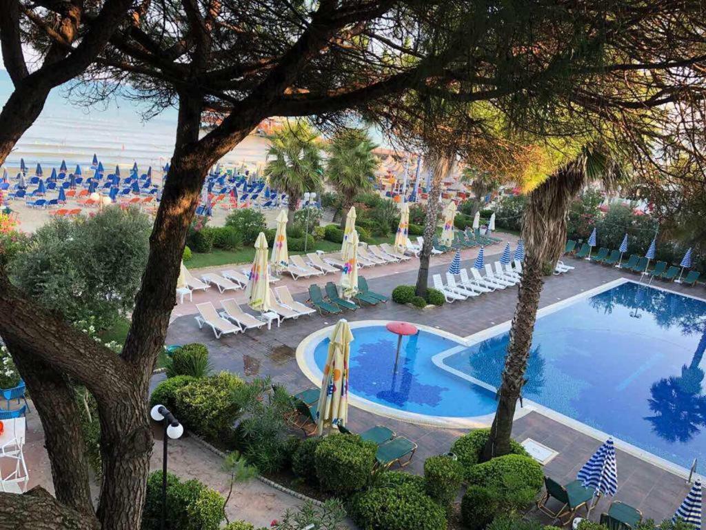 Mali I Robit Beachfront Apartment Голем Экстерьер фото
