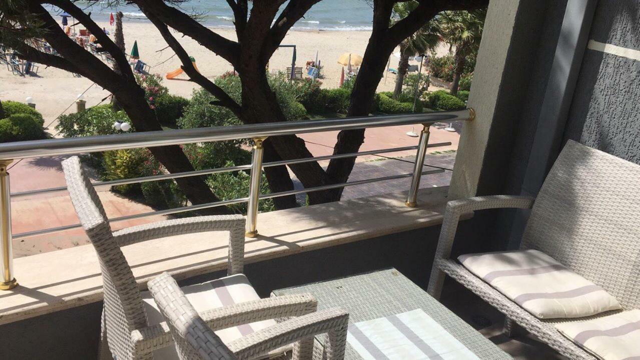 Mali I Robit Beachfront Apartment Голем Экстерьер фото