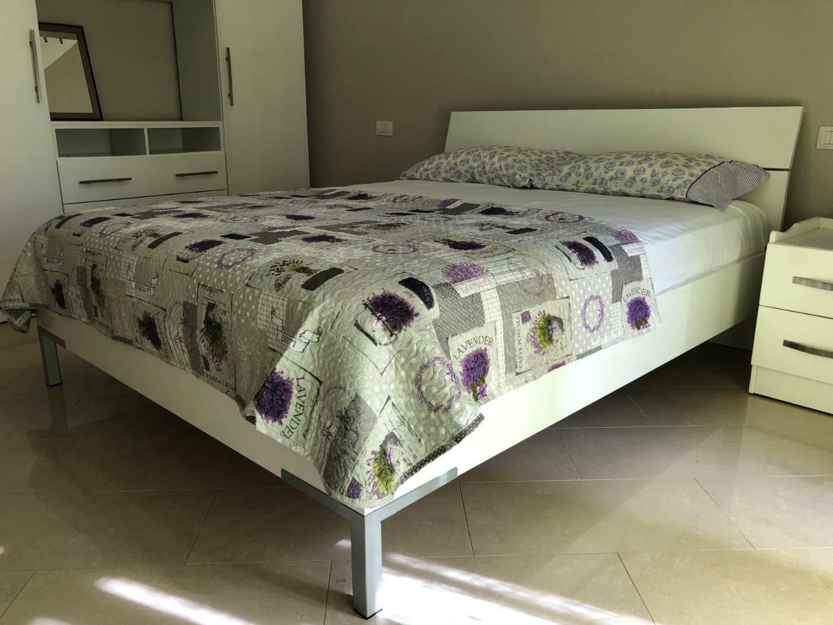 Mali I Robit Beachfront Apartment Голем Экстерьер фото